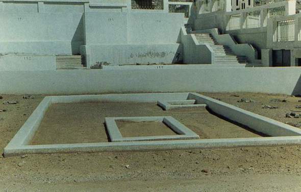 http://qitori.files.wordpress.com/2007/12/kuburan-sayyidah-khadijah-al-kubra-putranya-qasim-di-pojok_o.jpg