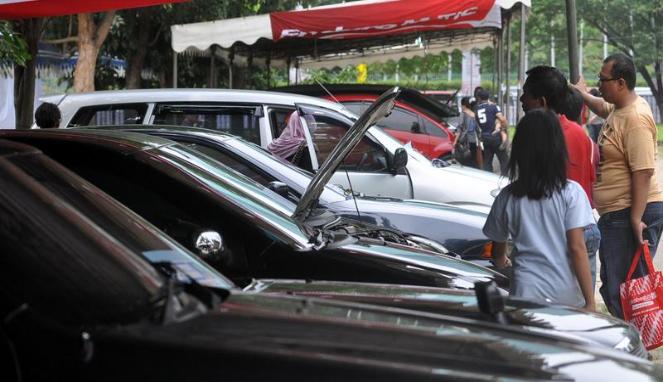 engunjung memilih sejumlah mobil bekas yang terparkir dalam ajang Pasar Besar Mobil Motor Bekas di Parkir Timur Senayan, Jakarta Pusat, beberapa waktu lalu.