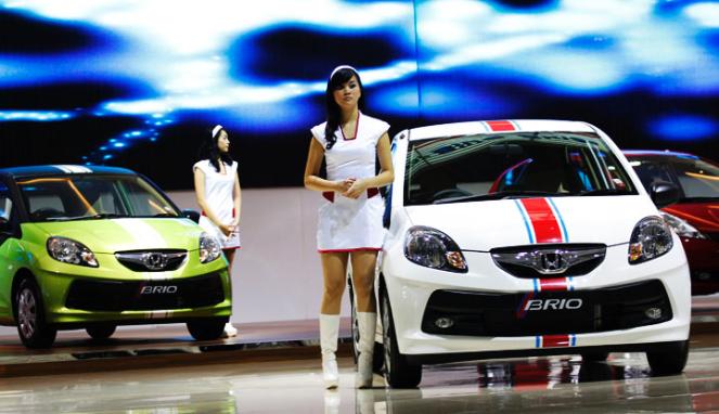 Model berpose di samping mobil Honda Brio pada pameran mobil di Indonesia International Motor Show di JIExpo, Kemayoran, Jakarta, Kamis, 20 September.